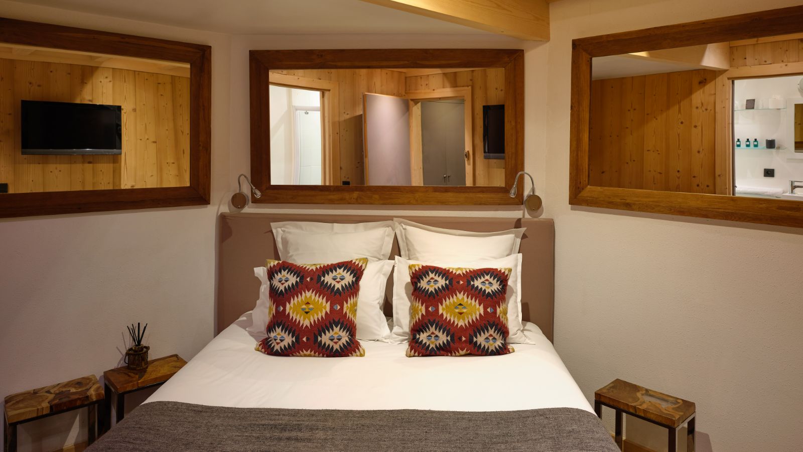 luxury-ski-chalets-chamonix-oxford-ski-terre-bedroom (3).jpg