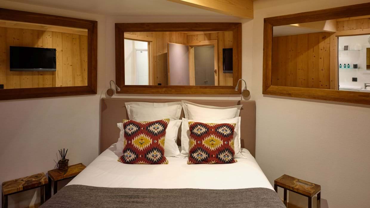 luxury-ski-chalets-chamonix-oxford-ski-terre-bedroom (3).jpg