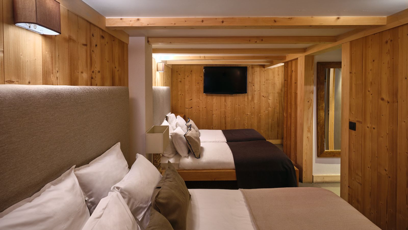 luxury-ski-chalets-chamonix-oxford-ski-terre-bedroom (4).jpg