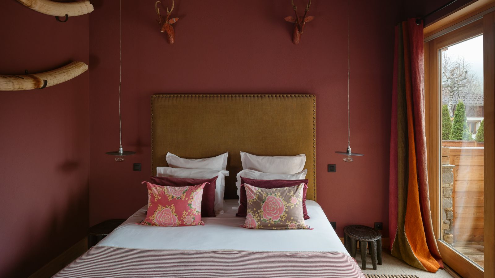 luxury-ski-chalets-chamonix-oxford-ski-terre-bedroom (6).jpg