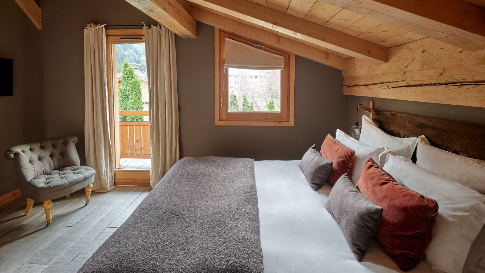 luxury-ski-chalets-chamonix-oxford-ski-terre-bedroom (7).jpg
