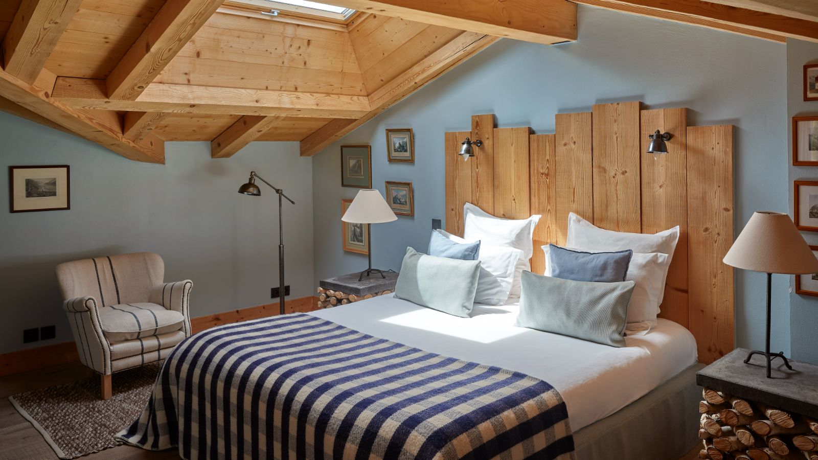 luxury-ski-chalets-chamonix-oxford-ski-granit-bedroom (5).jpg