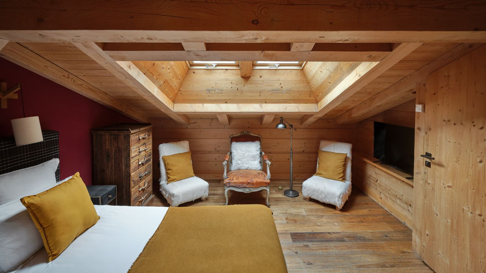 luxury-ski-chalets-chamonix-oxford-ski-ardoise-bedroom (2).jpg