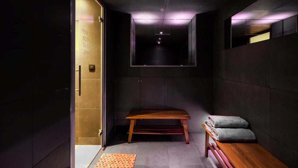 luxury-ski-chalets-chamonix-oxford-ski-les-rives-argentiere-communal-hammam.jpg