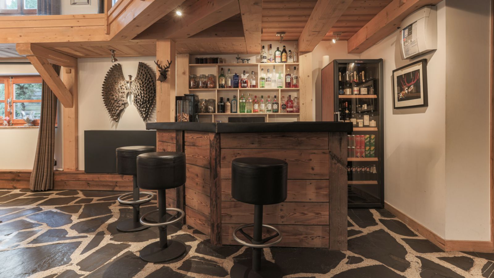 Luxury-ski-chalet-Morzine-chalet-Fourmiliere-oxford-ski-bar.jpg