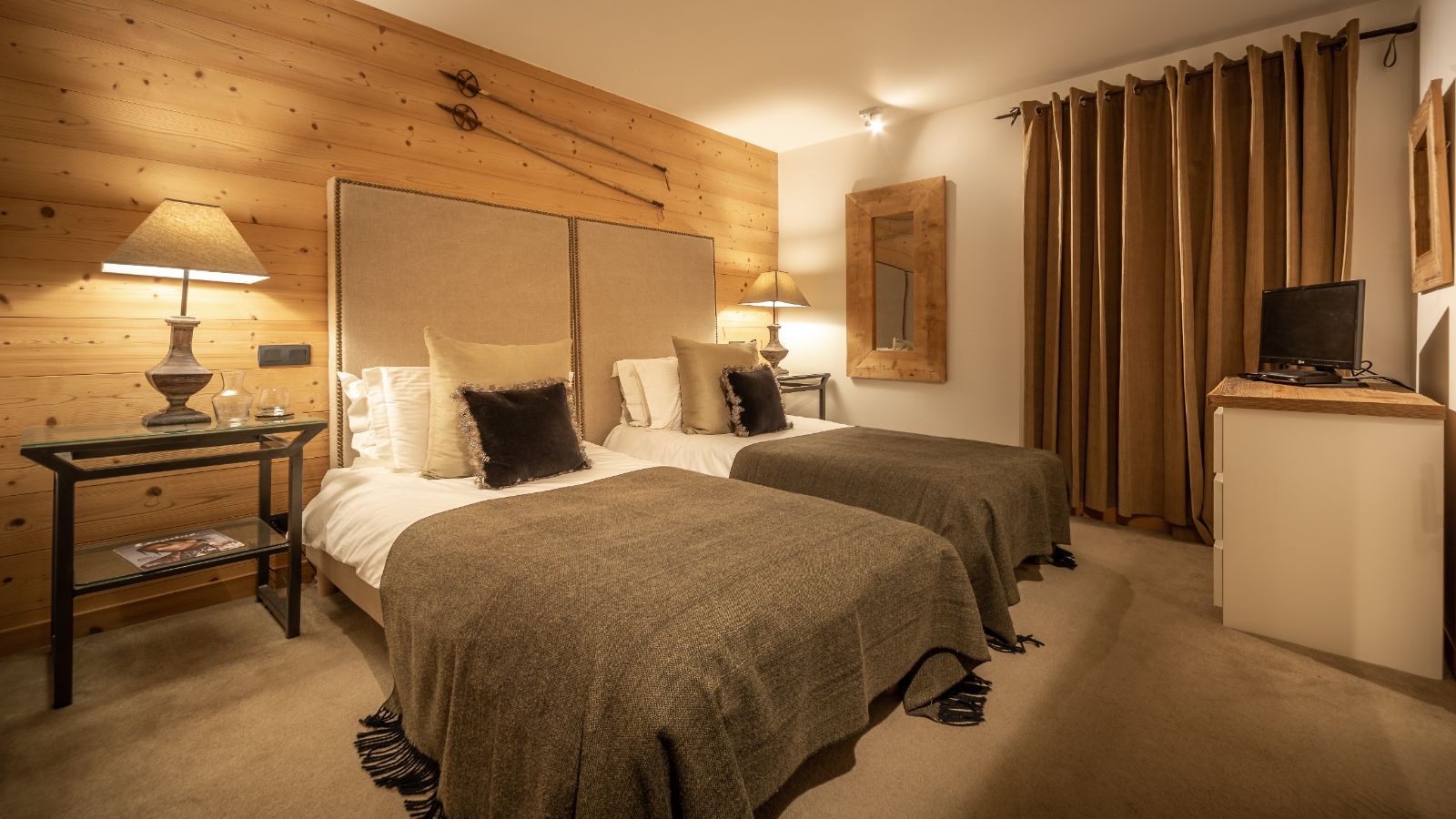Luxury-ski-chalet-Morzine-chalet-Fourmiliere-oxford-ski-bedroom1.jpg