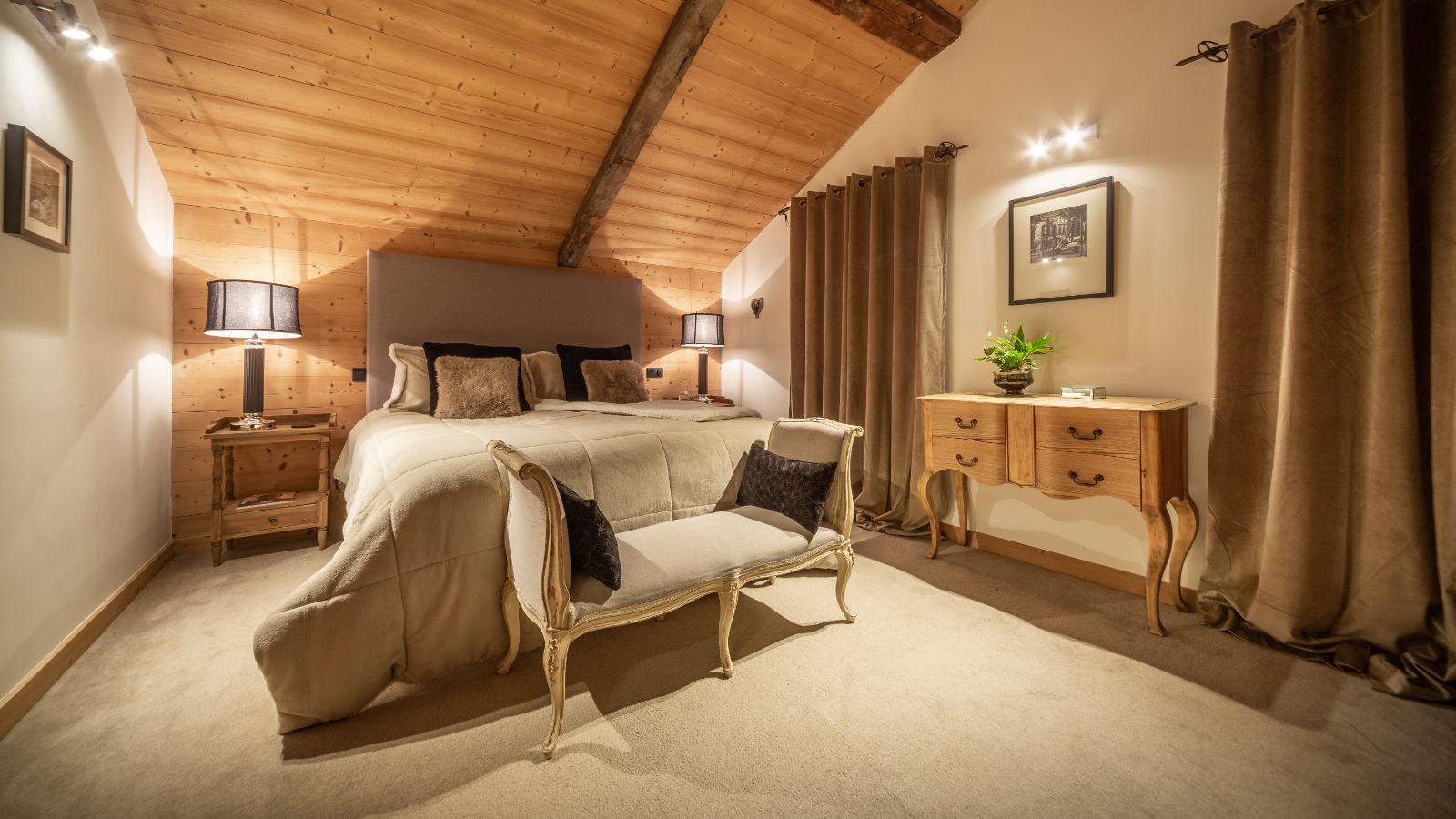 Luxury-ski-chalet-Morzine-chalet-Fourmiliere-oxford-ski-bedroom2.jpg