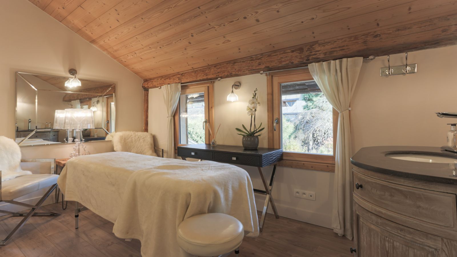 Luxury-ski-chalet-Morzine-chalet-Fourmiliere-oxford-ski-massage.jpg