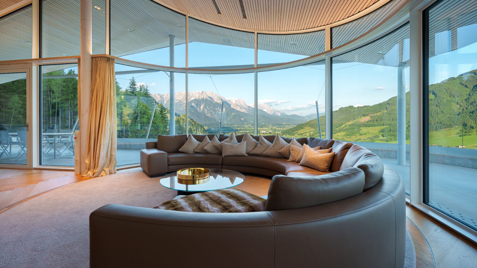 Luxury-Ski-Chalet-Kitzbuhel-Chalet-Julisam-Oxford-Ski-Lounge.jpg