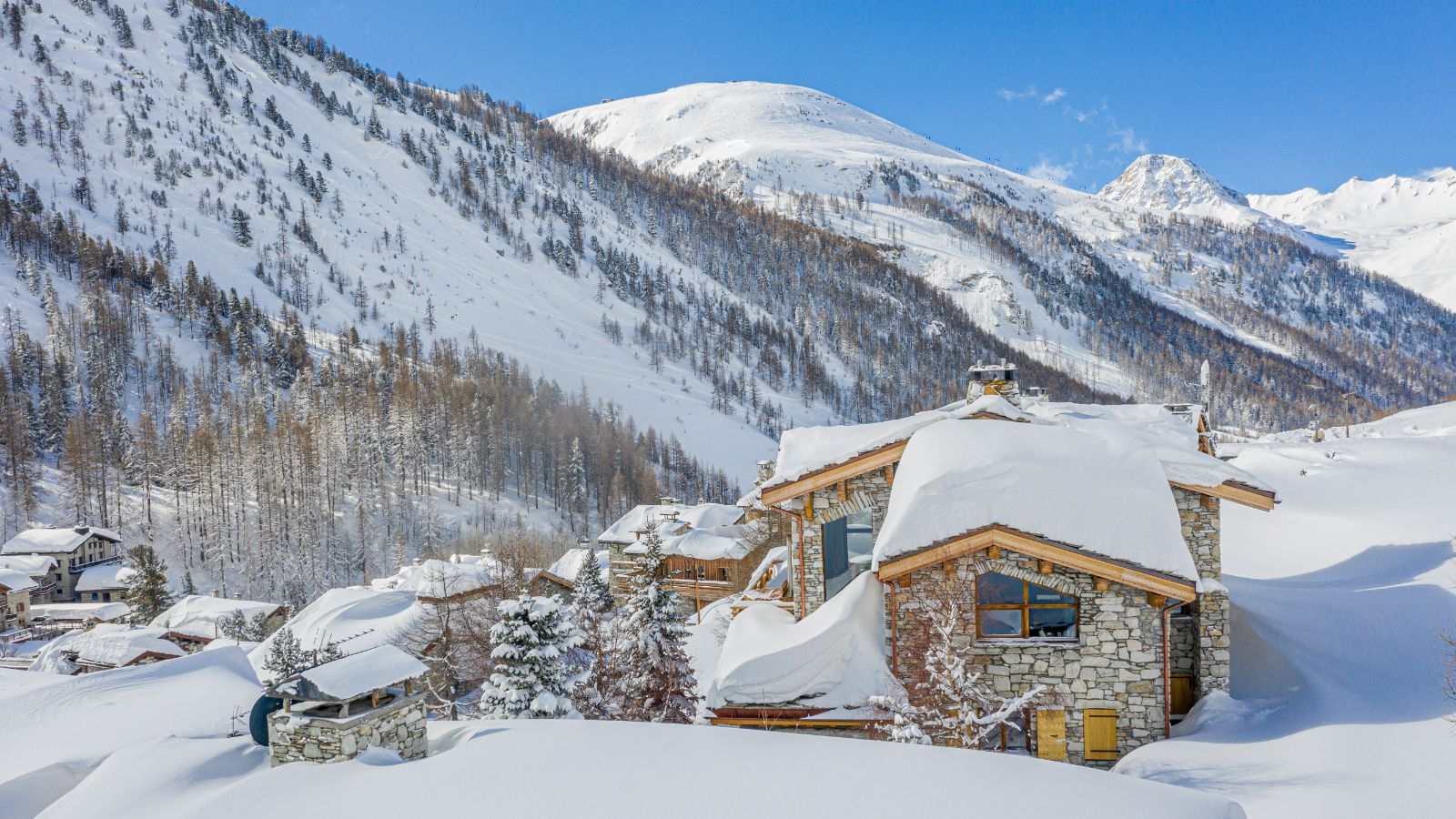 Luxury-Ski-Chalet-Val-d-Isere-Chalet-Orca-Oxford-Ski-Exterior.jpg