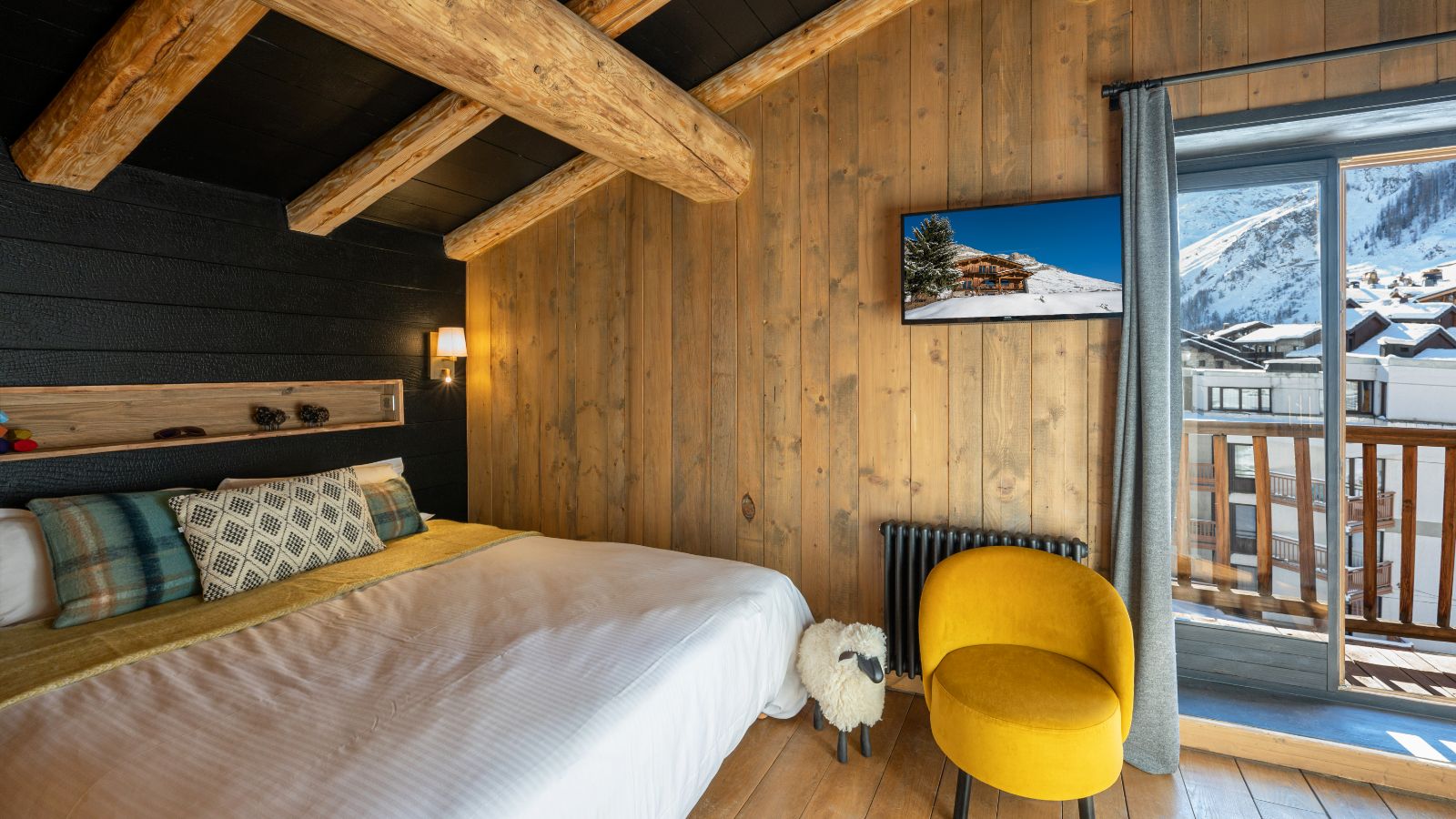 Luxury-ski-chalet-Val d'Isere-chalet-thovex-oxford-ski-bedroom 2.jpg
