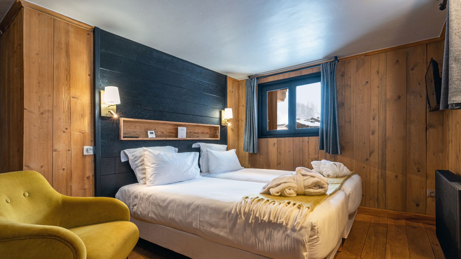 Luxury-ski-chalet-Val d'Isere-chalet-thovex-oxford-ski-bedroom 3.jpg