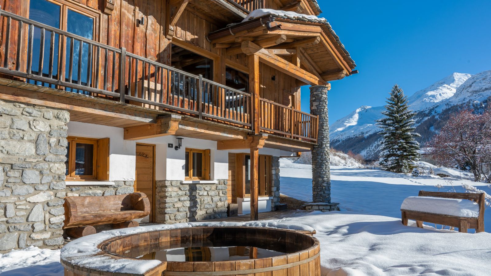 Luxury-ski-chalet-Val d'Isere-chalet-thovex-oxford-ski-hot-tub.jpg