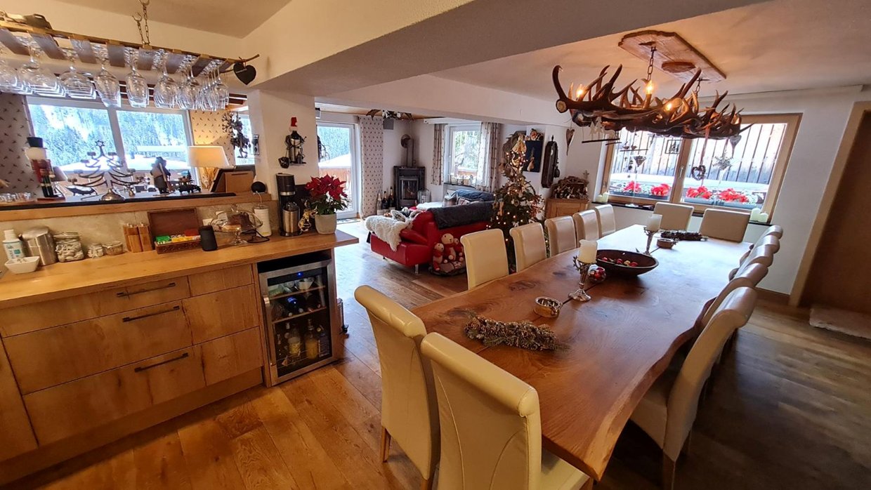 Luxury-Ski-Chalet-St-Anton-Chalet-Narnia-Oxford-Ski-Dining2.jpg