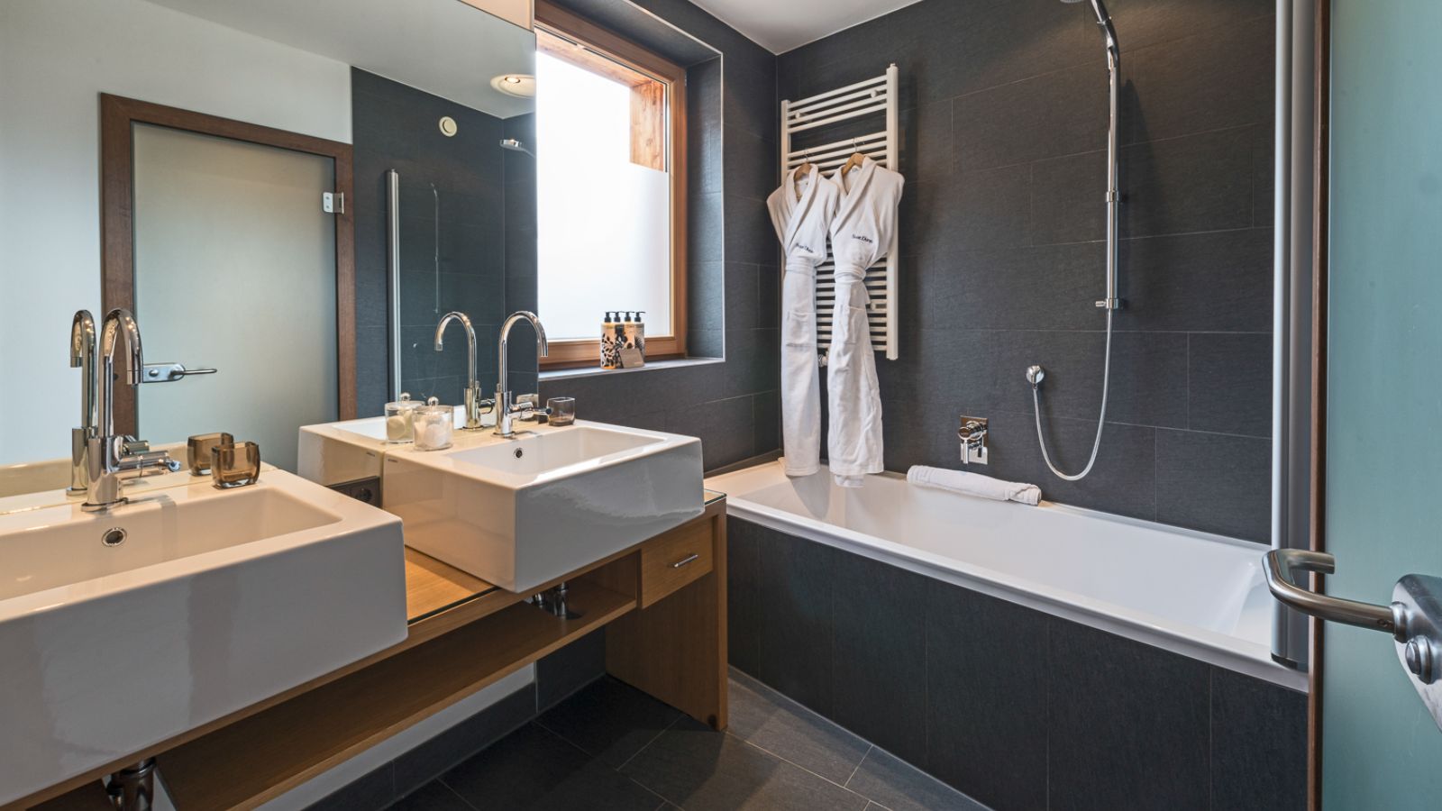 Luxury-Ski-Chalet-St-Anton-Chalet-Artemis-Oxford-Ski-Bathroom2.jpg