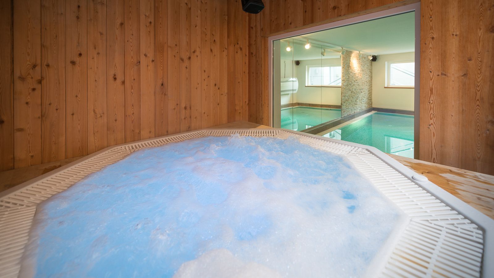 Luxury-Ski-Chalet-St-Anton-Chalet-Artemis-Oxford-Ski-Hot-Tub.jpg