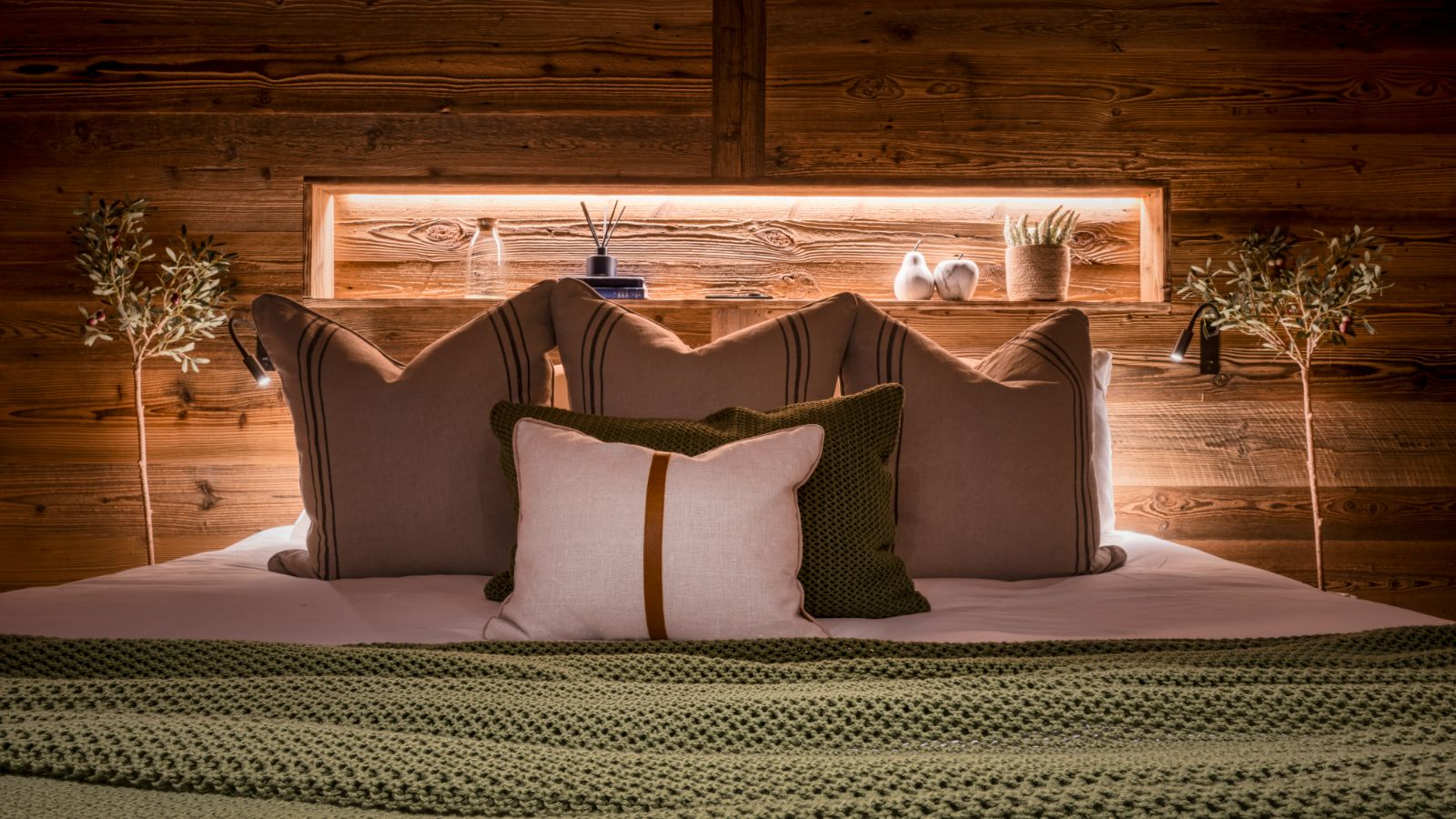 Chalet Mont Des Anges Bedroom 1.jpg