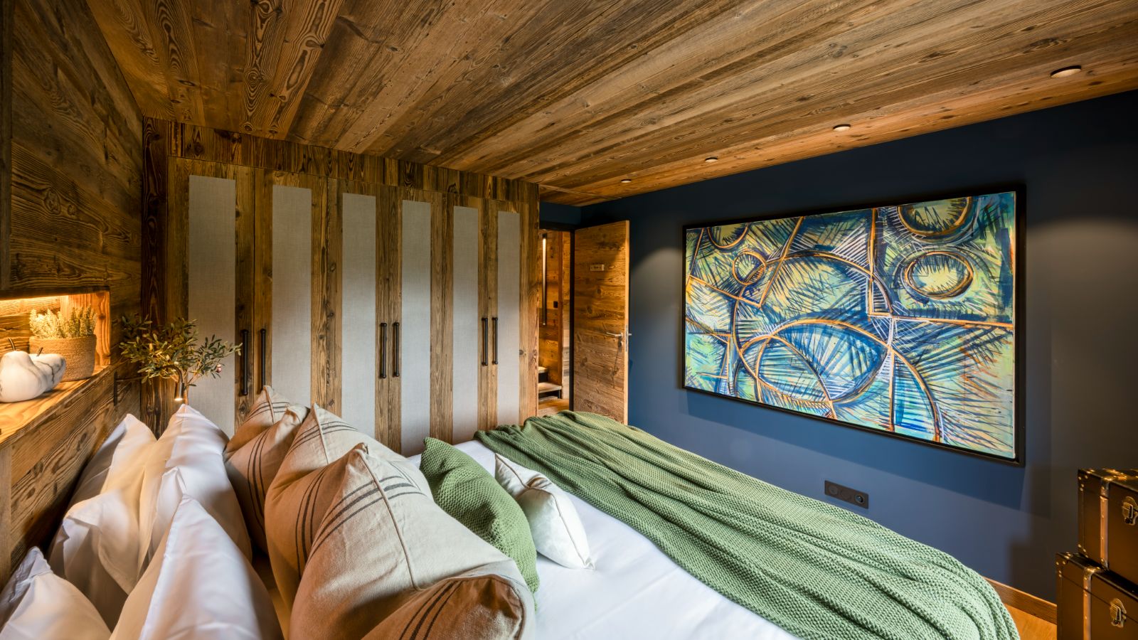 Chalet Mont Des Anges Bedroom 2.jpg