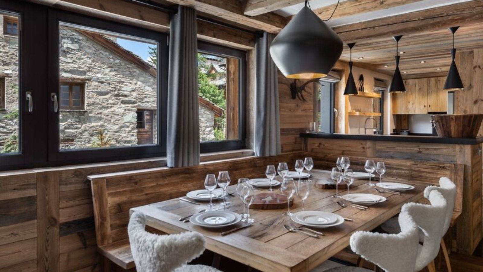 Apartment Tapia 1, Val d'Isere Table.jpg