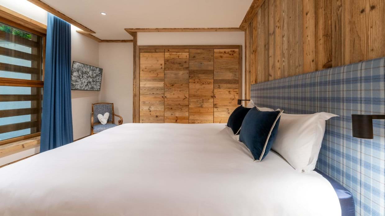 Luxury-Ski-Chalet-Courchevel-Manej-Apartment-4-Oxford-Ski-bedroom5.jpg