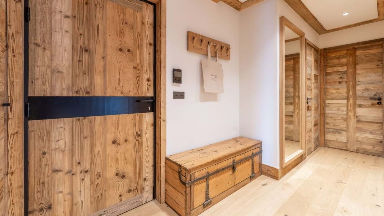 Luxury-Ski-Chalet-Courchevel-Manej-Apartment-4-Oxford-Ski-hallway.jpg