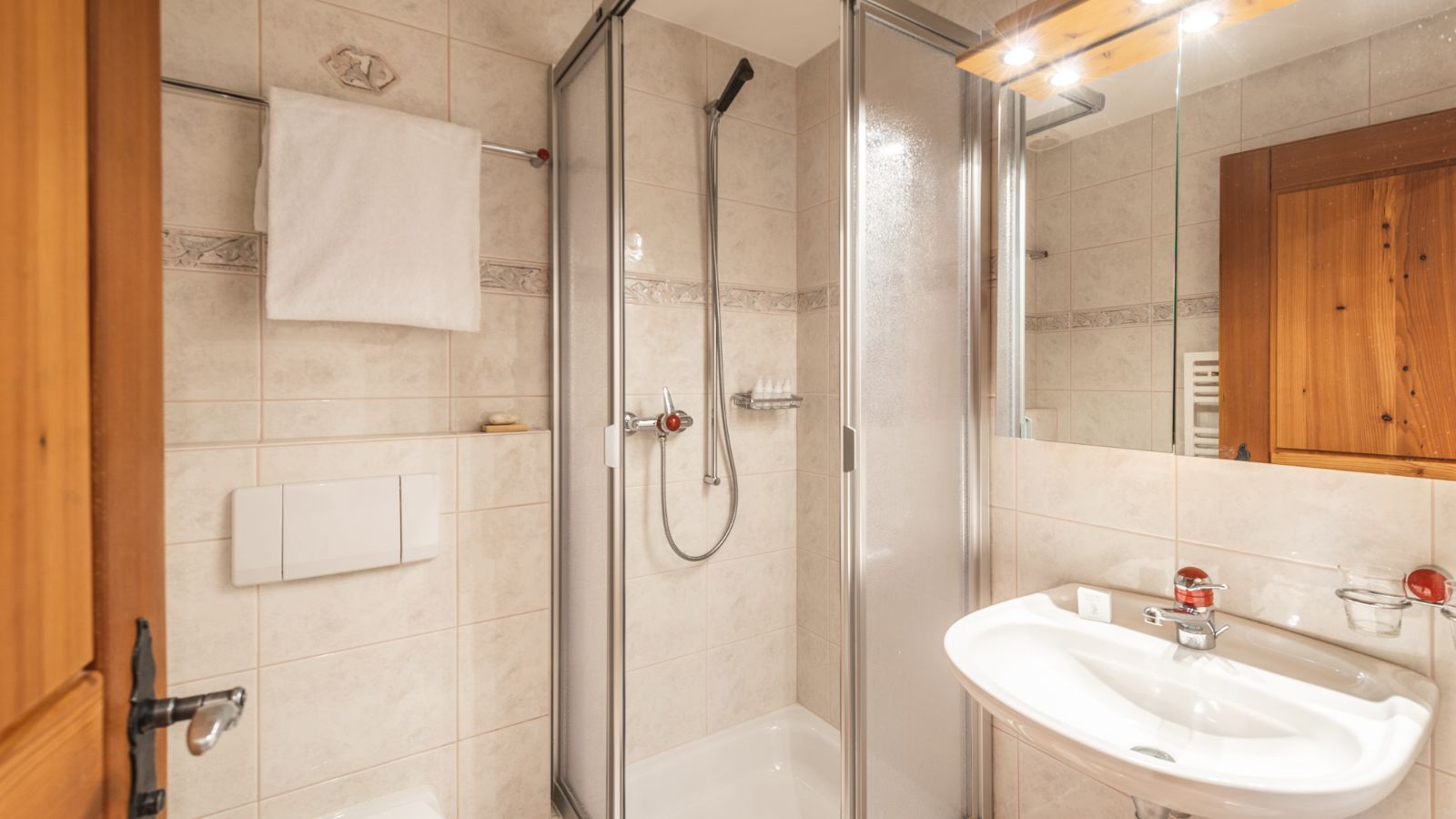 Luxury-Ski-Chalet-Zermatt-Chalet-Schipfa-Oxford-Ski-Bathroom 2.jpg