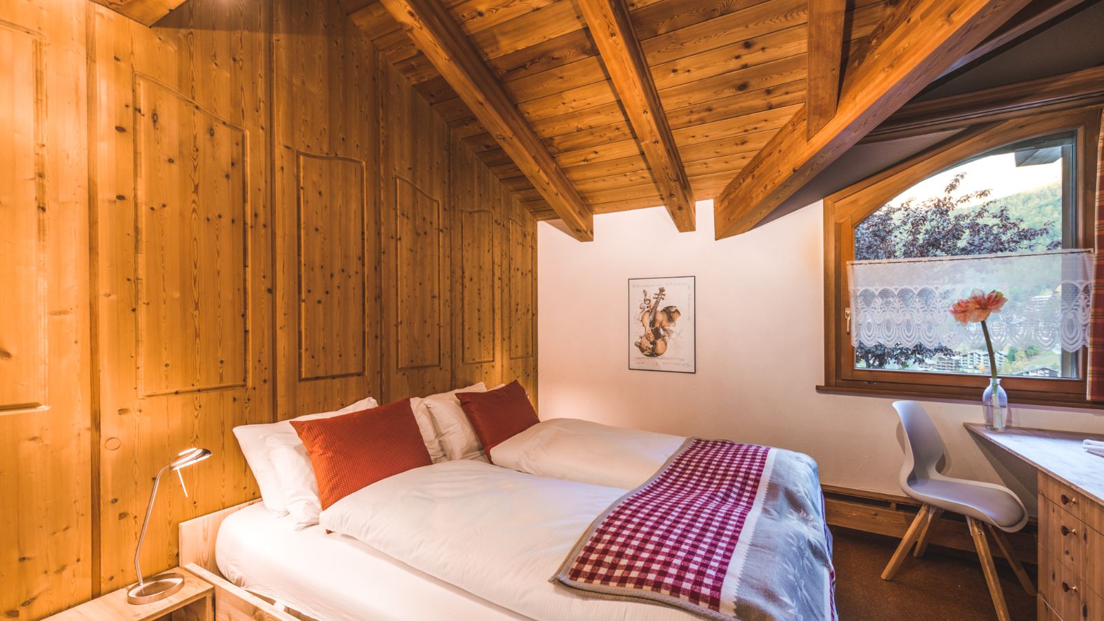 Luxury-Ski-Chalet-Zermatt-Chalet-Schipfa-Oxford-Ski-Bedroom.jpg