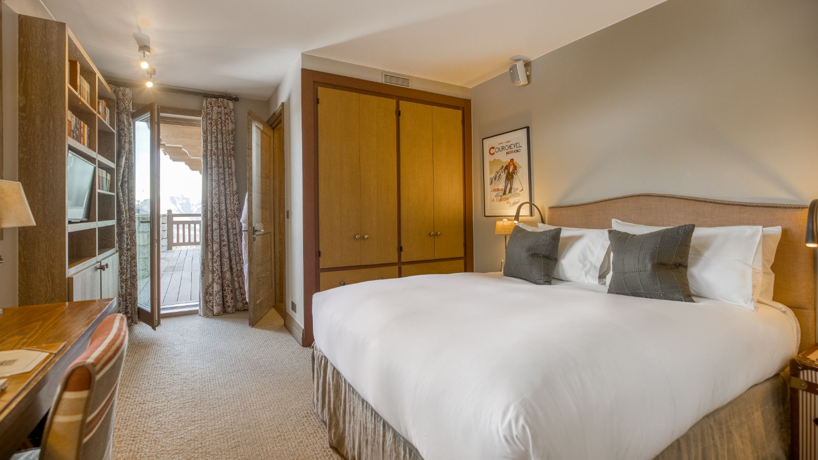 Chalet Shemshak Bedroom 1.jpg