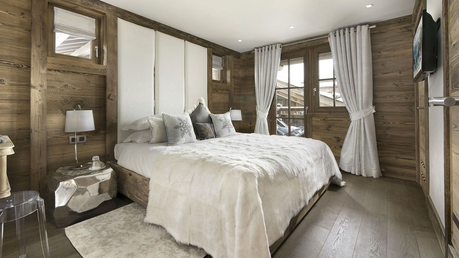 Luxury-Ski-Chalet-Courchevel-1550-Chalet-S-Oxford-Ski-Bedroom (2).jpg