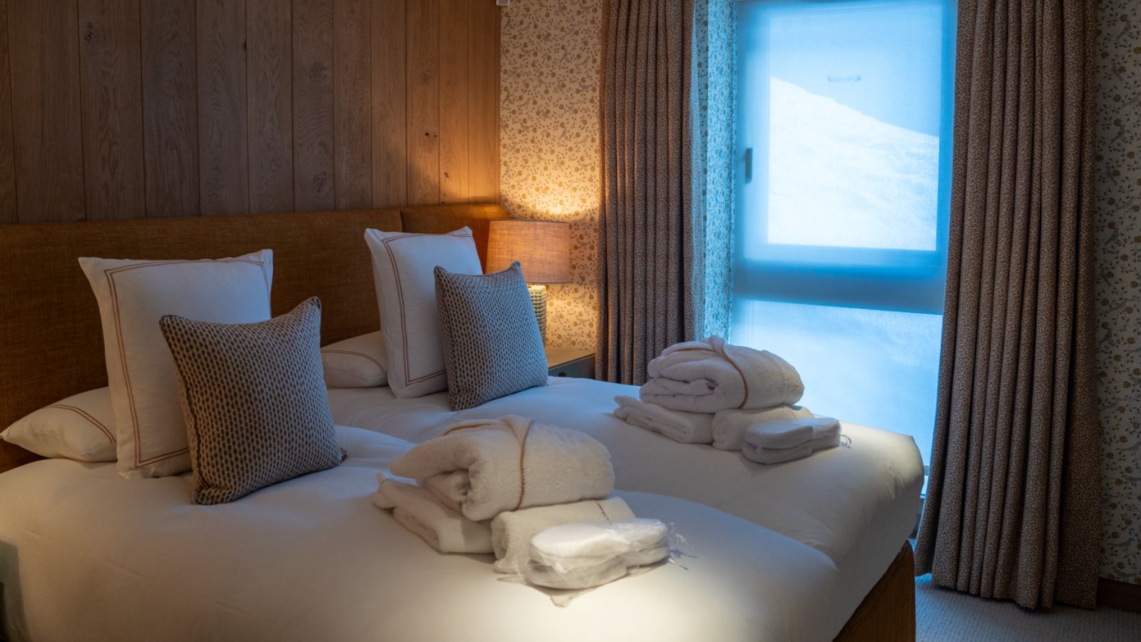 luxury-ski-chalet-val-disere-silverstone-4-oxford-ski-bedroom (1).jpg