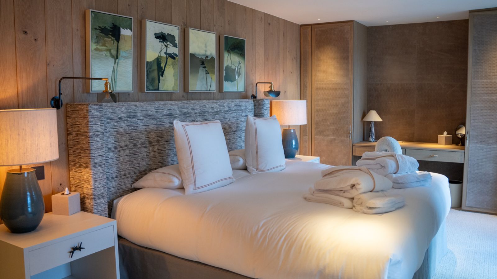 luxury-ski-chalet-val-disere-silverstone-4-oxford-ski-bedroom (2).jpg