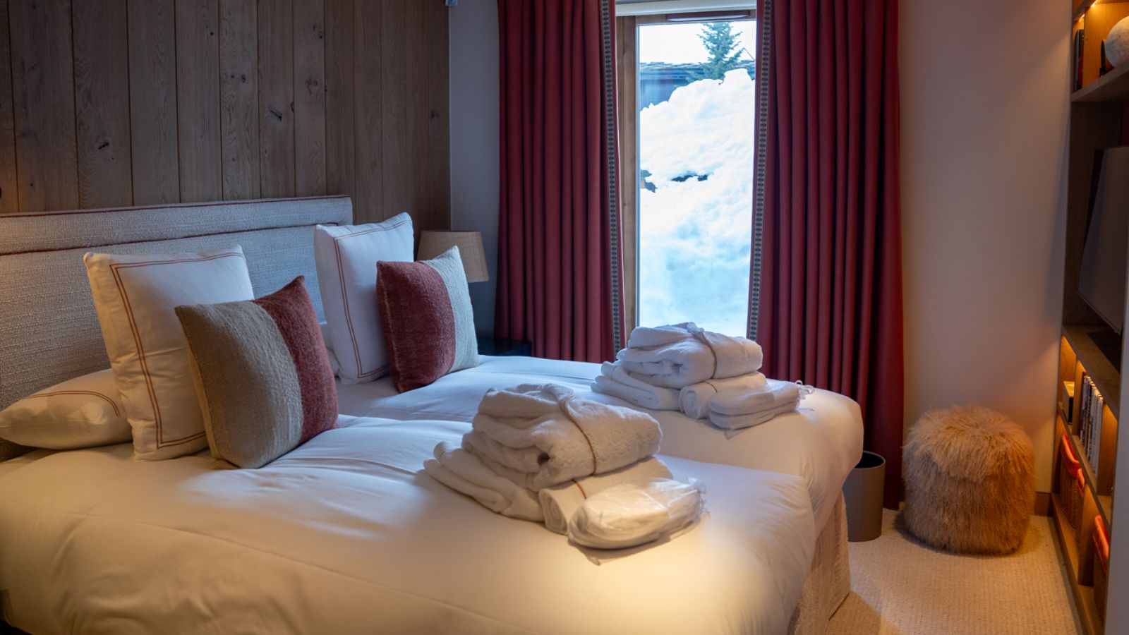 luxury-ski-chalet-val-disere-silverstone-4-oxford-ski-bedroom (3).jpg