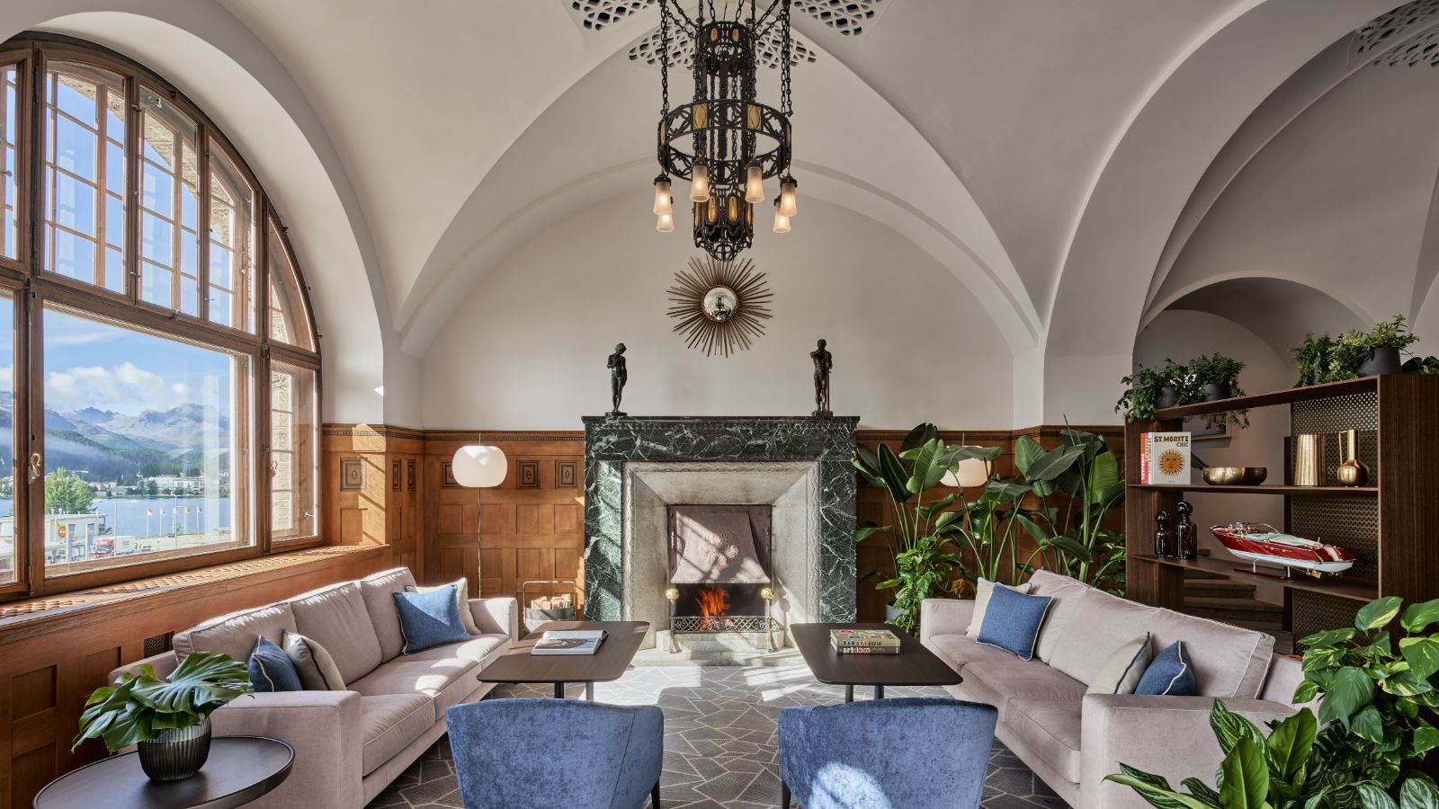 7-Luxury-Ski-Hotel-St-Moritz-Grace-Oxford-Ski-Lounge3.jpg