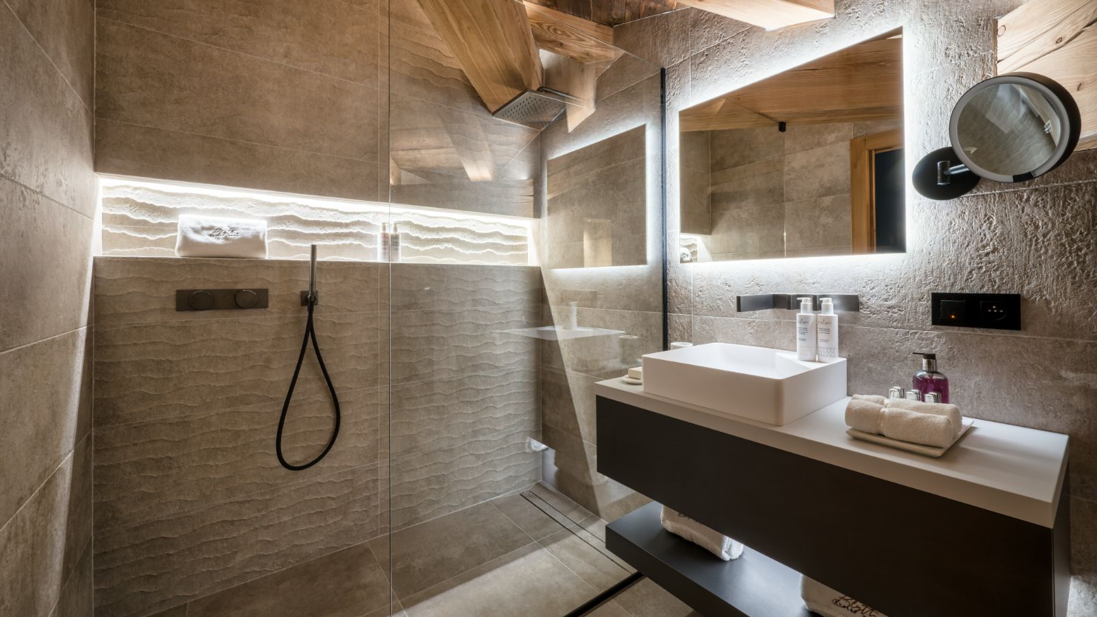 Chalet Hotel Blythe-Bathroom 1-Oxford Ski.jpg