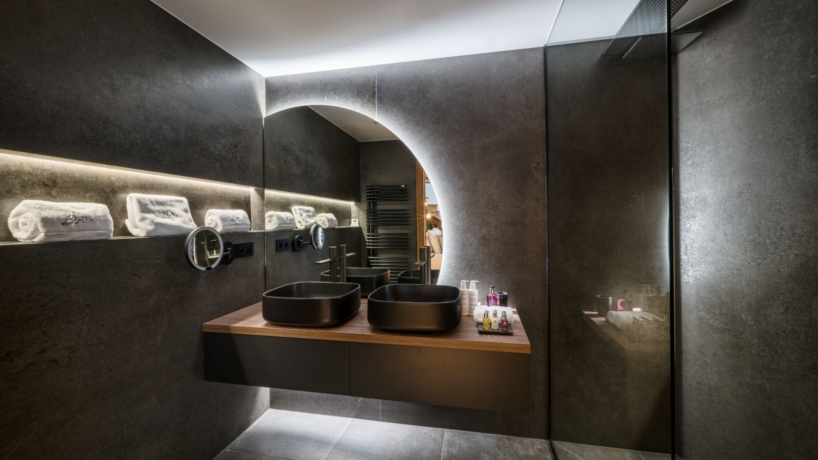 Chalet Hotel Blythe-Bathroom 2-Oxford Ski.jpg