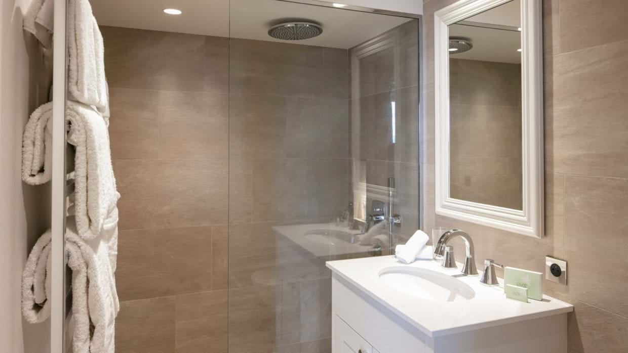 Les Chalet des Ors- Bathroom 3- Oxford Ski.jpg