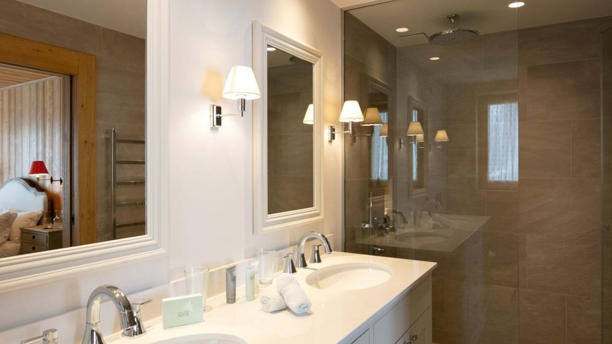 Les Chalet des Ors- Bathroom 4- Oxford Ski.jpg