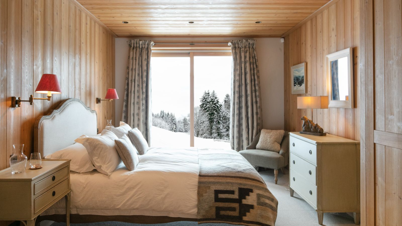 Les Chalet des Ors- Bedroom 2- Oxford Ski.jpg