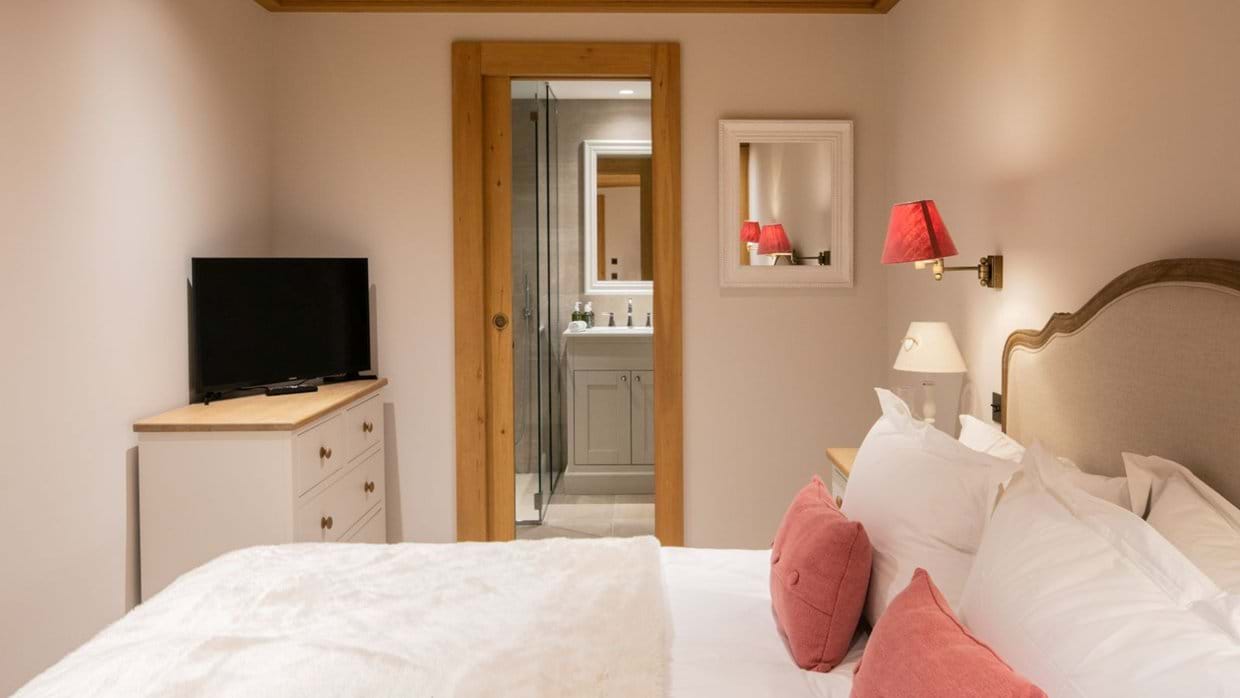 Les Chalet des Ors- Bedroom 4- Oxford Ski.jpg