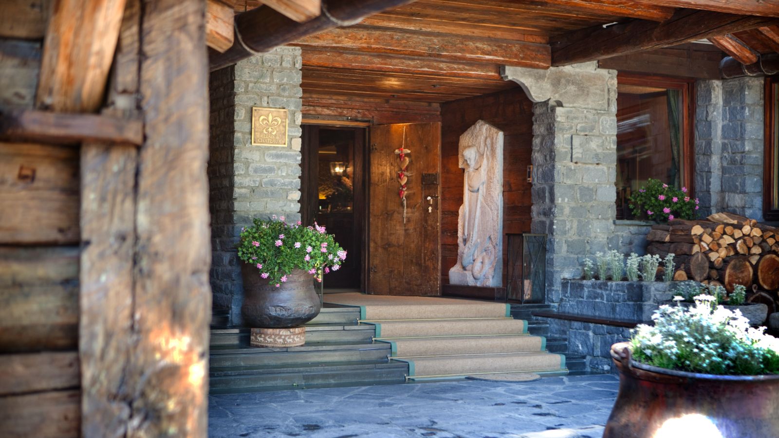 Luxury-Ski-Hotel-Cervinia-Hermitage-Hotel-Oxford-Ski-Entrance.jpg