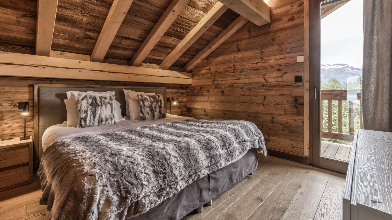 Luxury-Ski-Chalet-Megeve-Chalet Grey Fox-Bedroom 1-Oxford Ski.jpg