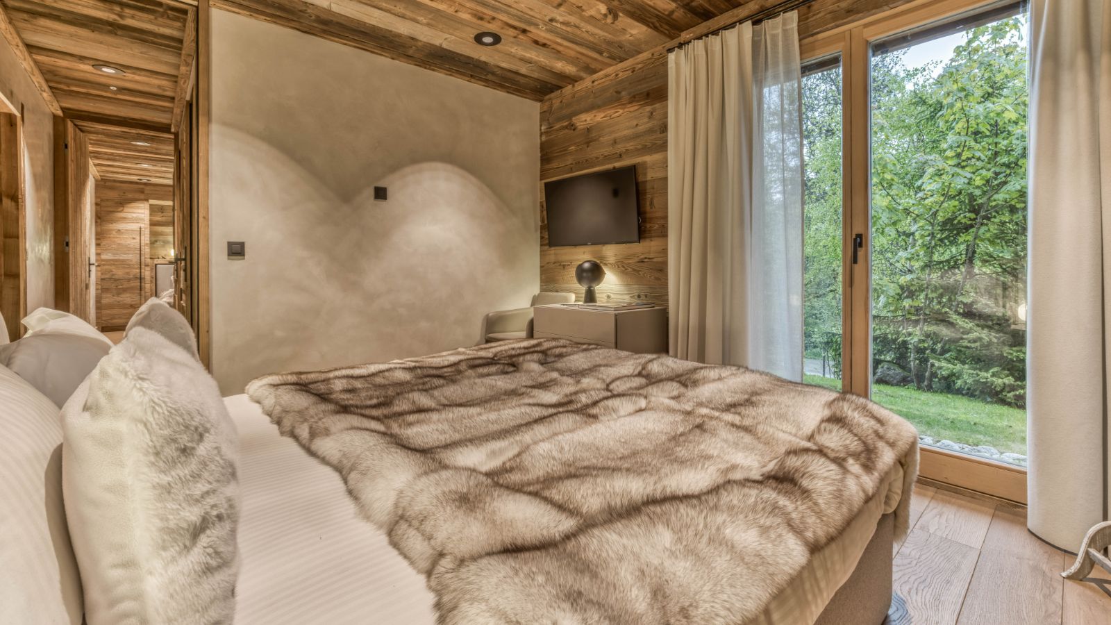 Luxury-Ski-Chalet-Megeve-Chalet White Fox-Bedroom 1-Oxford Ski.jpg