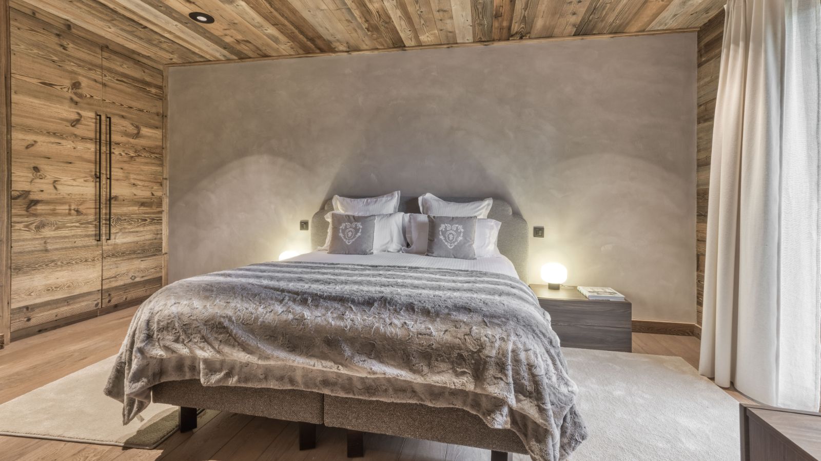 Luxury-Ski-Chalet-Megeve-Chalet White Fox-Bedroom 4-Oxford Ski.jpg