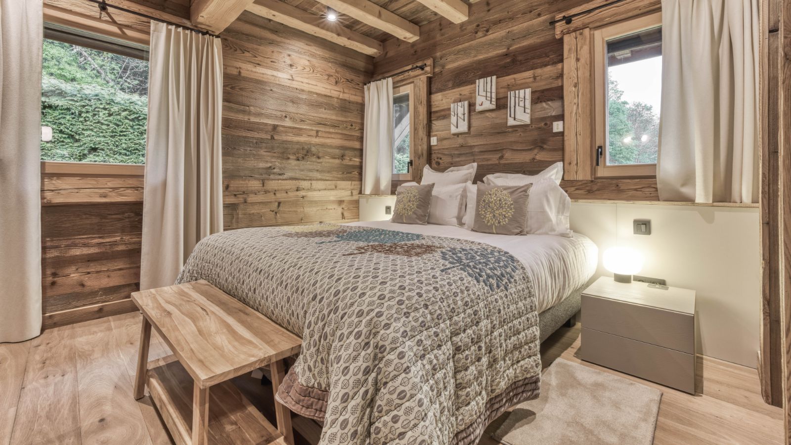 Luxury-Ski-Chalet-Megeve-Chalet White Fox-Bedroom 6-Oxford Ski.jpg