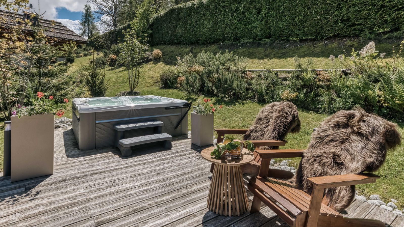 Luxury-Ski-Chalet-Megeve-Chalet White Fox-Jacuzzi-Oxford Ski.jpg