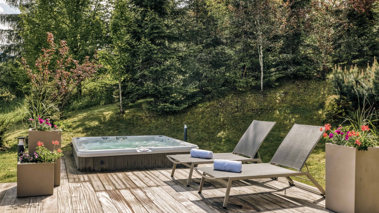 Luxury-Ski-Chalet-Megeve-Chalet Silver Fox-Jacuzzi-Oxford Ski.jpg