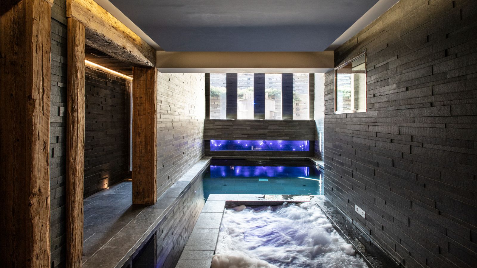Luxury-Ski-Chalet- Megeve-Le Chalet Cry-hot tub-Oxford-Ski.jpg
