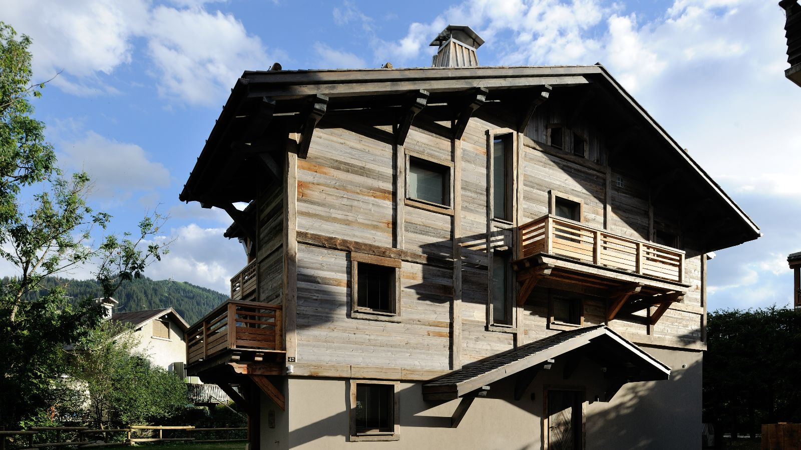 luxury-ski-chalet-megeve-chalet-lebeaurepaire-oxford-ski-exterior2.jpg