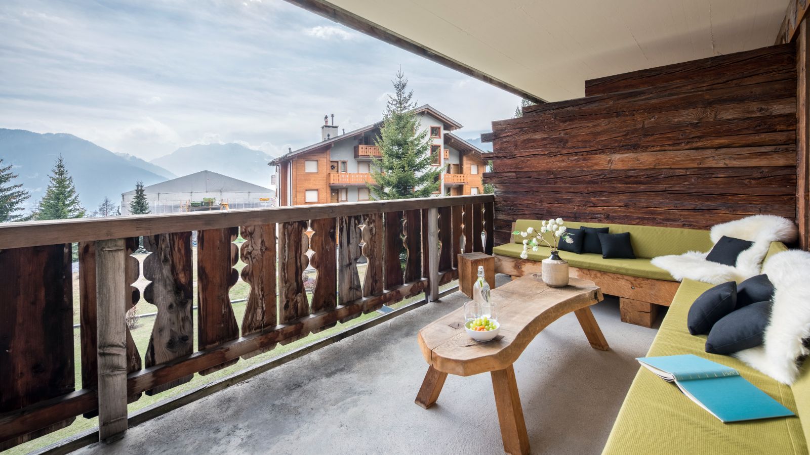 luxury-ski-chalets-verbier-fleur-de-lin-oxford-ski-balcony.jpg