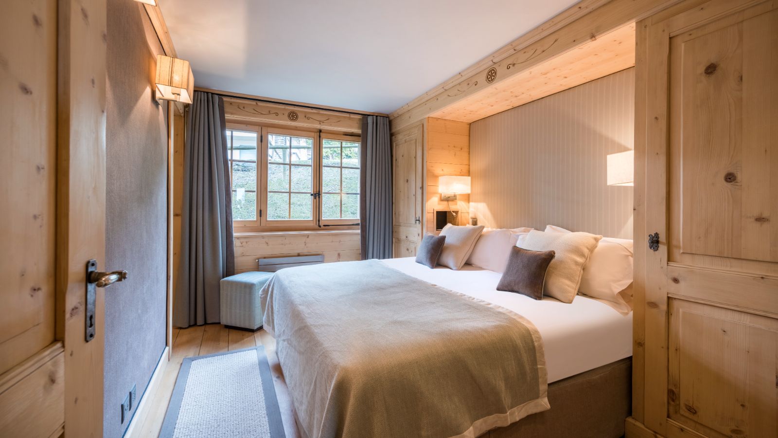 luxury-ski-chalets-verbier-fleur-de-lin-oxford-ski-bedroom (1).jpg